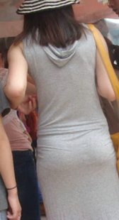 贴身圆臀小少妇