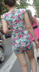 街拍花裙美腿小少妇