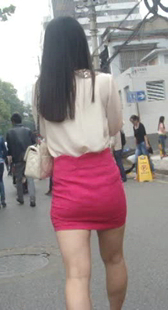 街拍小妹身材好