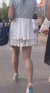 摇曳裙摆下的黑色打底裤