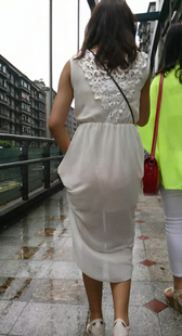 性感白裙配红内内