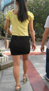 黑短裙宽臀少妇