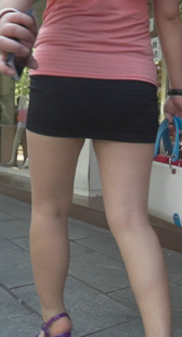 红衣黑超短裙裸腿