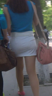 某大学艺术学院白包臀女生