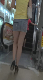 浅蓝牛仔裙黄上衣