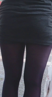 下雨天灰色连身包臀裙紫色裤袜