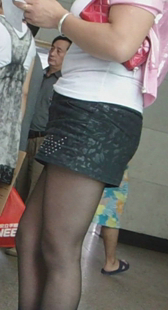 电梯性感黑丝成熟少妇