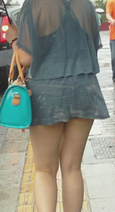 街拍白皙大腿少妇