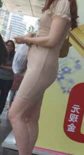 包臀大屁股等车少妇