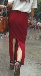 性感红裙分叉少妇