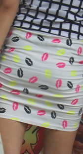 包臀少妇蹲下一瞬间受不了