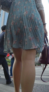 短裙玉腿翘臀少妇