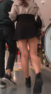 街拍黑短裙小情侣