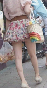 长腿高跟花裙少妇