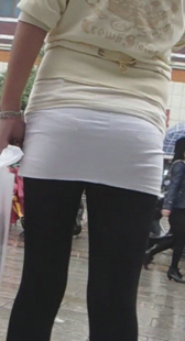 白裙翘臀黑丝少妇