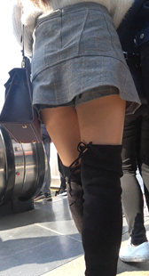 街拍灰裙少女扭来扭去