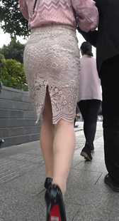 高跟肉丝短裙少妇