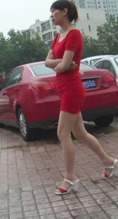 红裙高跟美腿少妇