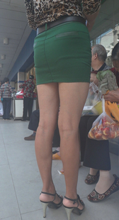 高跟绿裙长腿成熟少妇