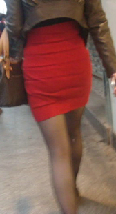 高腰红裙美腿少妇