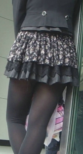 高挑黑丝花裙少妇