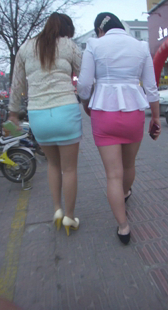 两个骚妇超短裙迷人