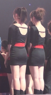 黑裙妹妹们的背影