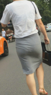街拍灰裙贴身少妇