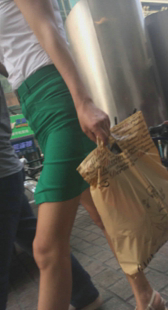 前分叉短裙少妇