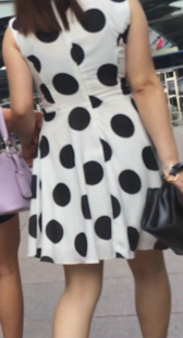 街拍斑点裙小少妇