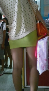 黑丝紧身短裙少妇