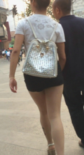 街拍超短黑裙小少妇