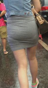跟拍灰裙贴臀少妇