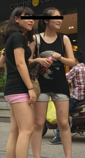 街拍粉色短裙小妹