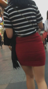 街拍红裙紧身少女
