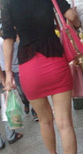 紧身红裙小少妇