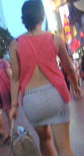 露背包臀白紧裙