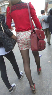 细高跟黑丝圆臀少妇