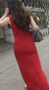 细腰红紧长裙小少妇