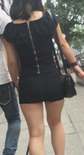 大屁股小妹穿超短裙