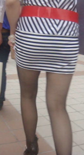 条纹短裙黑丝少妇