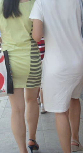 包臀紧身短裙两少妇
