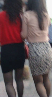 街拍两黑丝小少妇