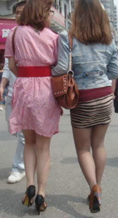 高跟短裙两少妇