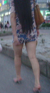 超短裙美腿小少妇