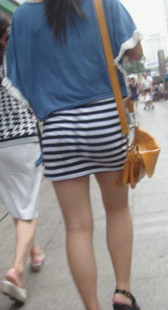 条纹超短裙小妹