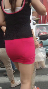 公交站大屁股红裙