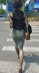 贴臀短裙黑丝成熟少妇魅力