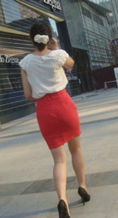 高腰红裙美少妇