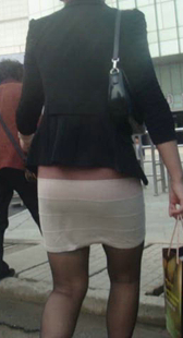 白裙黑丝小少妇